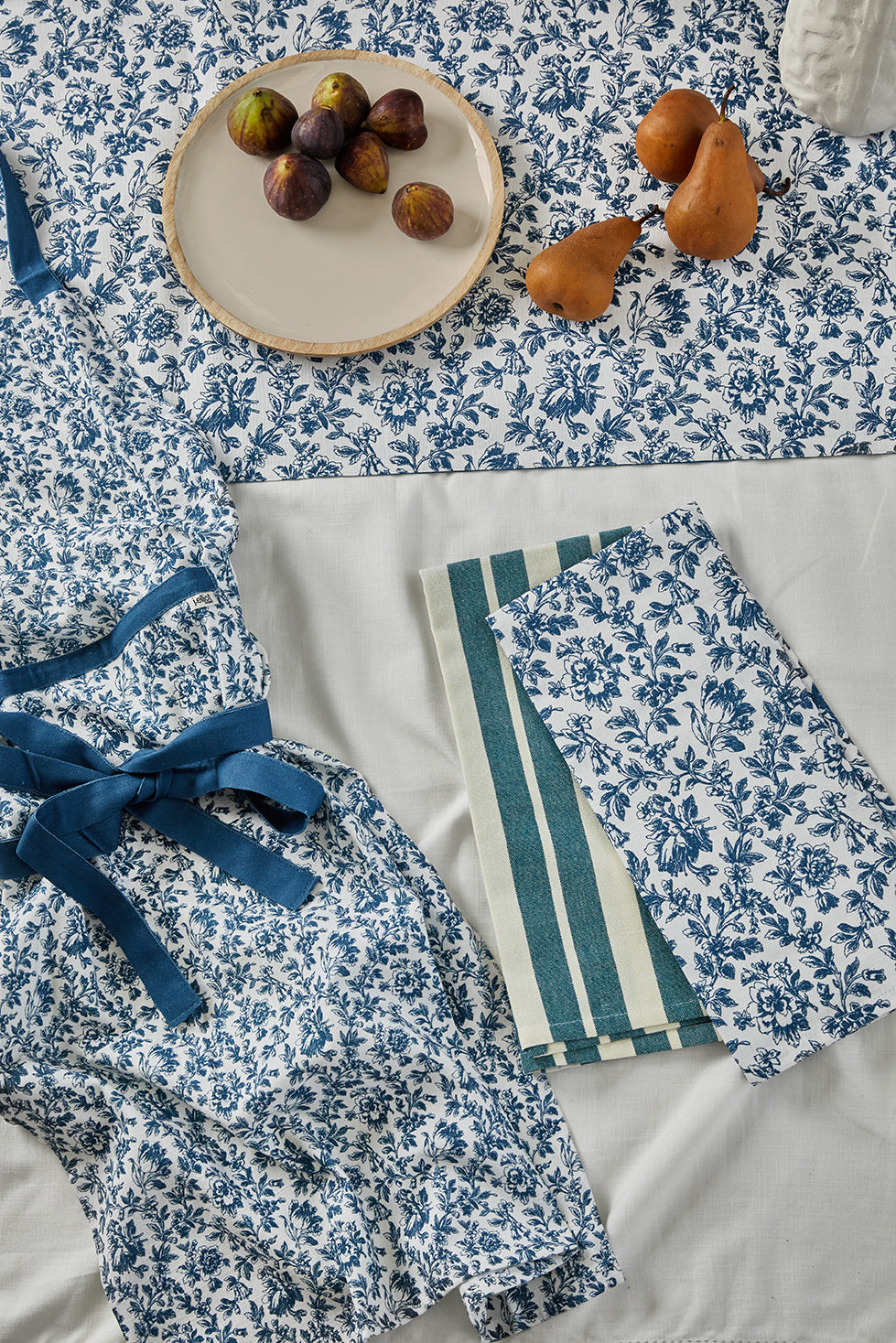 Floral Sonata Apron 83x68cm Blue
